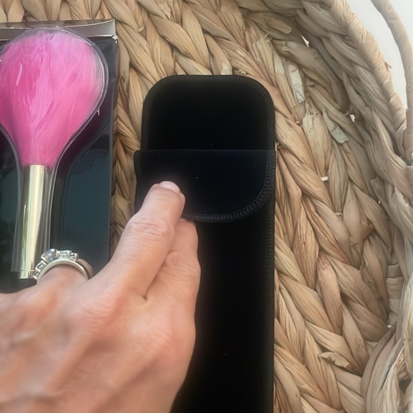 Chanel limited edition ostrich feather Pinceau Lumiere Loose Powder brush. NIB - Picture 7 of 12